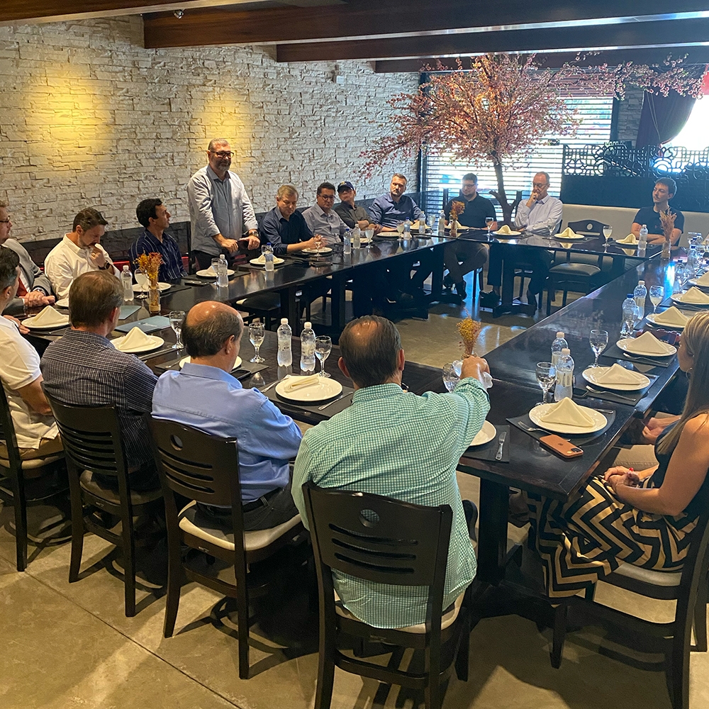 Almoço do SEPROSC debate cooperativismo e modelos de contratação no setor de tecnologia