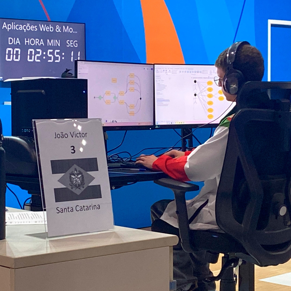 Trajetória de ex-aluno do Jovem Programador comprova impacto do SEPROSC na formação de talentos
